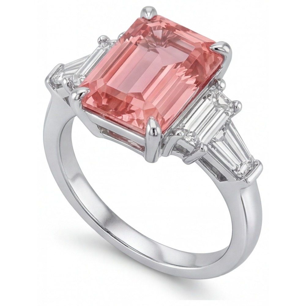 Anello di Fidanzamento con Zaffiro Padparadscha da 3,9 Carati, Smeraldo Naturale e Baguette Bianche, a Tre Pietre con Montatura a Cattedrale in Oro 14K
