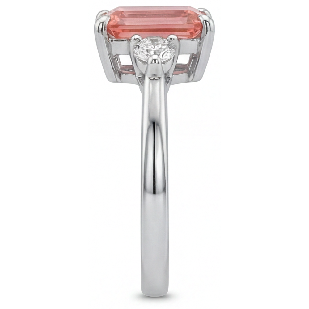 Anello a Tre Pietre in Oro Bianco 14K con Zaffiro Padparadscha Naturale Taglio Smeraldo da 2,9 Carati