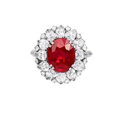 Diamanti rotondi e taglio a pera con anello in rubino da 17.75 ct in oro bianco 14 carati
