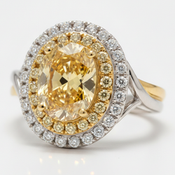 Anello di Fidanzamento con Pietra Preziosa Gialla, Diamante Naturale Ovale Fantasia Intenso da 1,01 Carati, Doppio Halo in Oro 18K