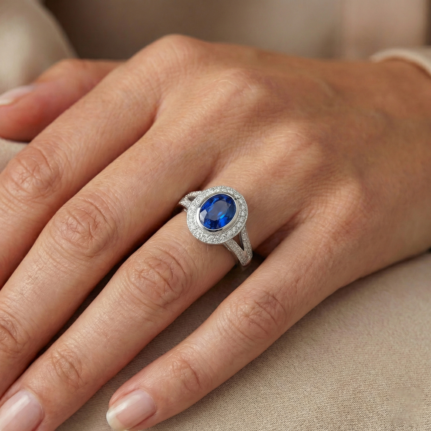 fede nuziale con zaffiro blu dello Sri Lanka da 4,60 carati e diamanti in oro bianco 14K