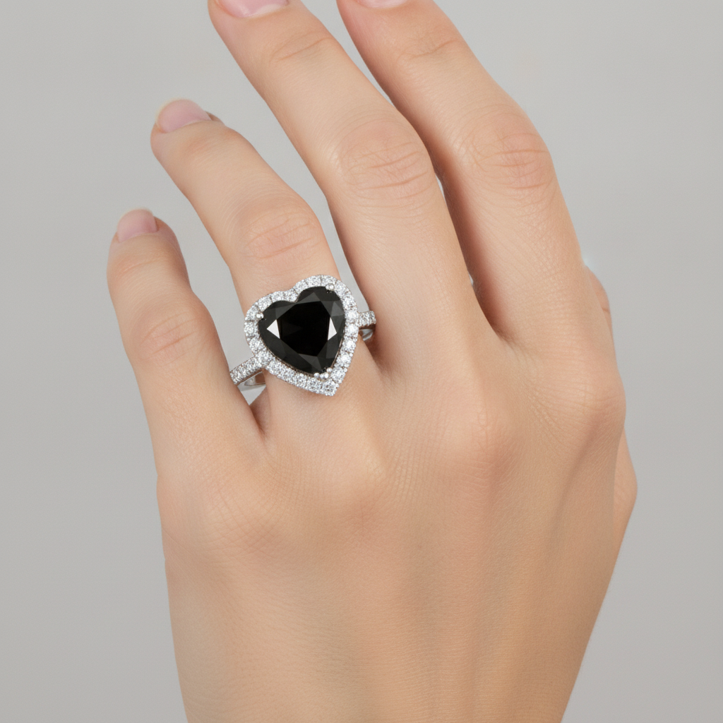 Anello di Fidanzamento con Diamante Nero Naturale a Cuore Halo da 6 Carati in Oro Bianco 14 Carati