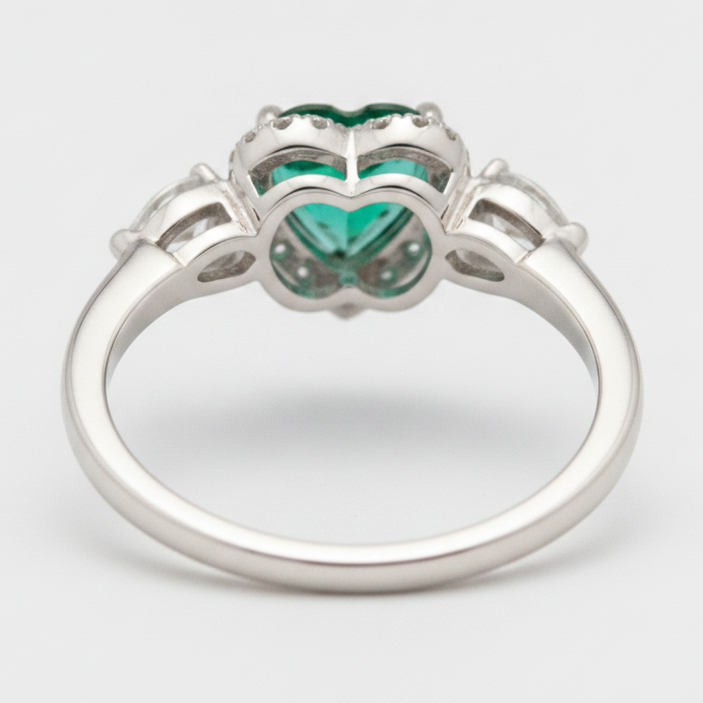 Anello in platino a tre pietre con smeraldo verde naturale a cuore da 3,2 carati e Halo