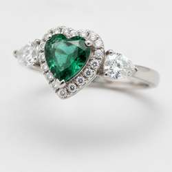 Anello in platino a tre pietre con smeraldo verde naturale a cuore da 3,2 carati e Halo
