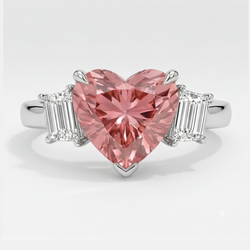 Anello a tre pietre in platino con zaffiro Padparadscha naturale a cuore da 3,6 carati e baguette bianche