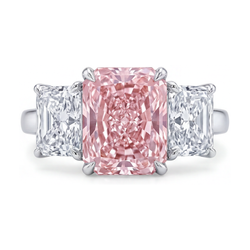 Anello con diamante rosa da laboratorio da 5,2 carati taglio radiant