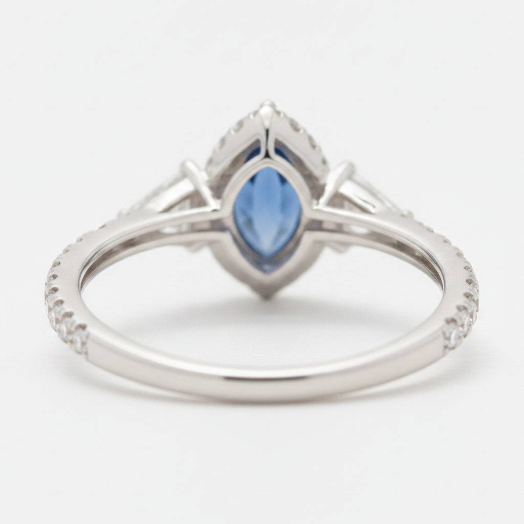 Anello di Fidanzamento con Zaffiro Blu Naturale Taglio Marquise da 3 Carati Halo a Tre Pietre in Platino