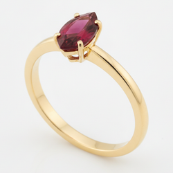 Anello Solitario in Oro 18 Carati con Rubino Birmano Naturale Taglio Marquise da 1,5 Carati