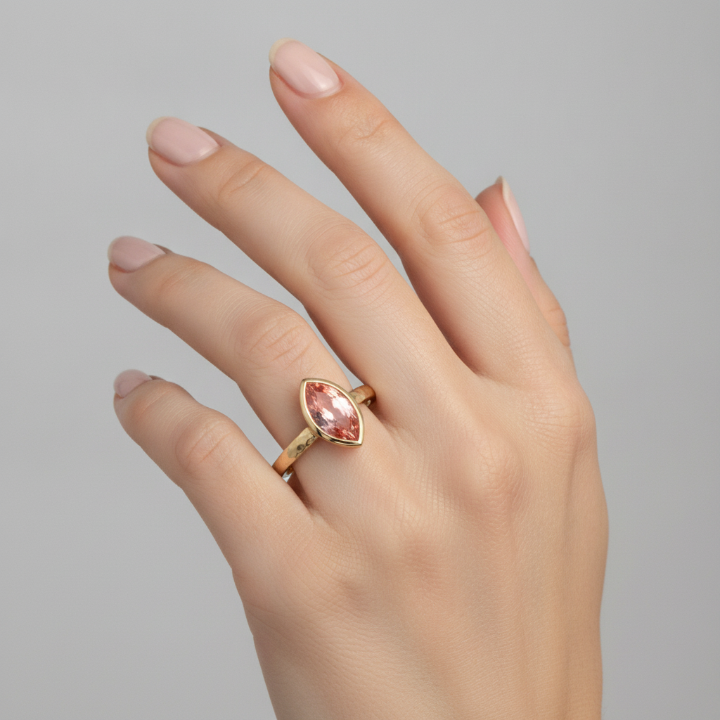 Anello di Fidanzamento Solitario con Zaffiro Pesca Padparadscha Naturale Taglio Marquise 2 Carati, Lunetta, Oro Giallo 14K