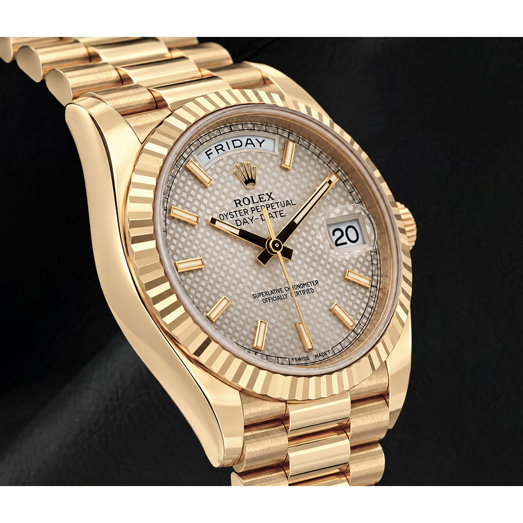 Orologio Rolex Day-Date 40 mm 228238 in Oro Giallo con Quadrante Argento con Motivo e Bracciale President