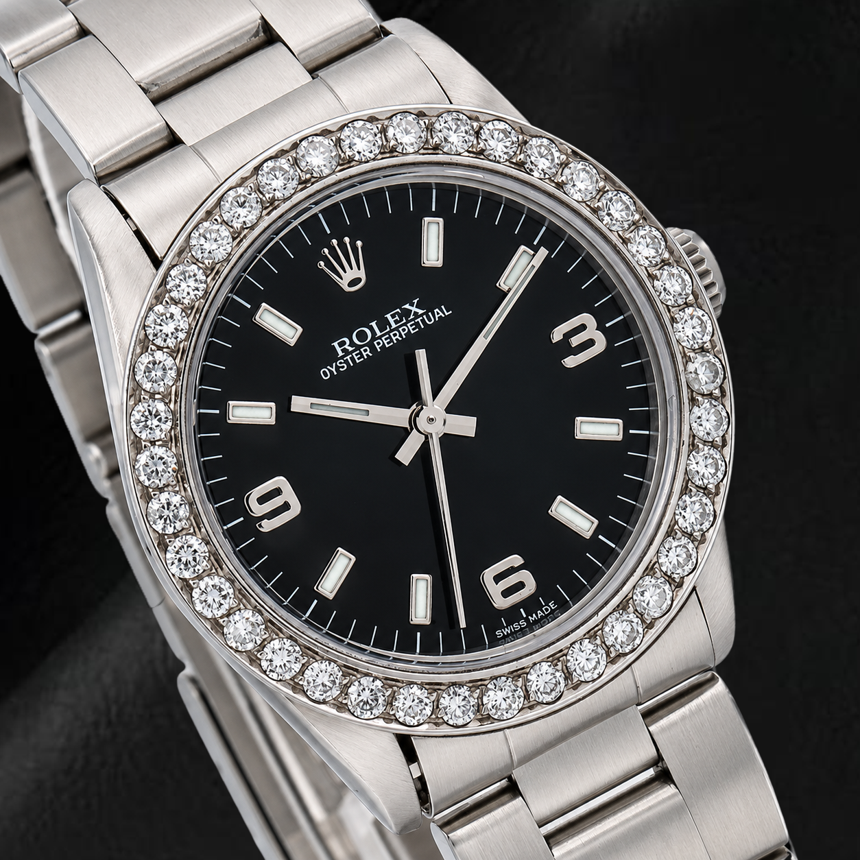 Orologio Rolex Oyster Perpetual 26mm 76030 con Quadrante Nero a Numeri Arabi e Lunetta con Diamanti
