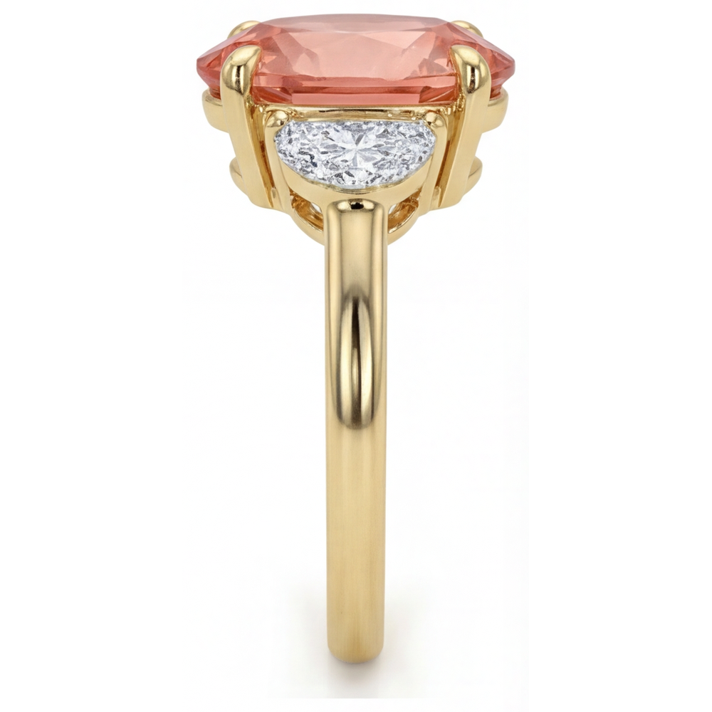 Anello di Fidanzamento a Tre Pietre con Zaffiro Padparadscha Ovale Naturale Color Pesca da 2,9 Carati e Mezze Lune Bianche in Oro Giallo 14K