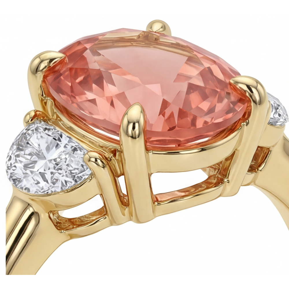 Anello di Fidanzamento a Tre Pietre con Zaffiro Padparadscha Ovale Naturale Color Pesca da 2,9 Carati e Mezze Lune Bianche in Oro Giallo 14K