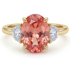 Anello di Fidanzamento a Tre Pietre con Zaffiro Padparadscha Ovale Naturale Color Pesca da 2,9 Carati e Mezze Lune Bianche in Oro Giallo 14K