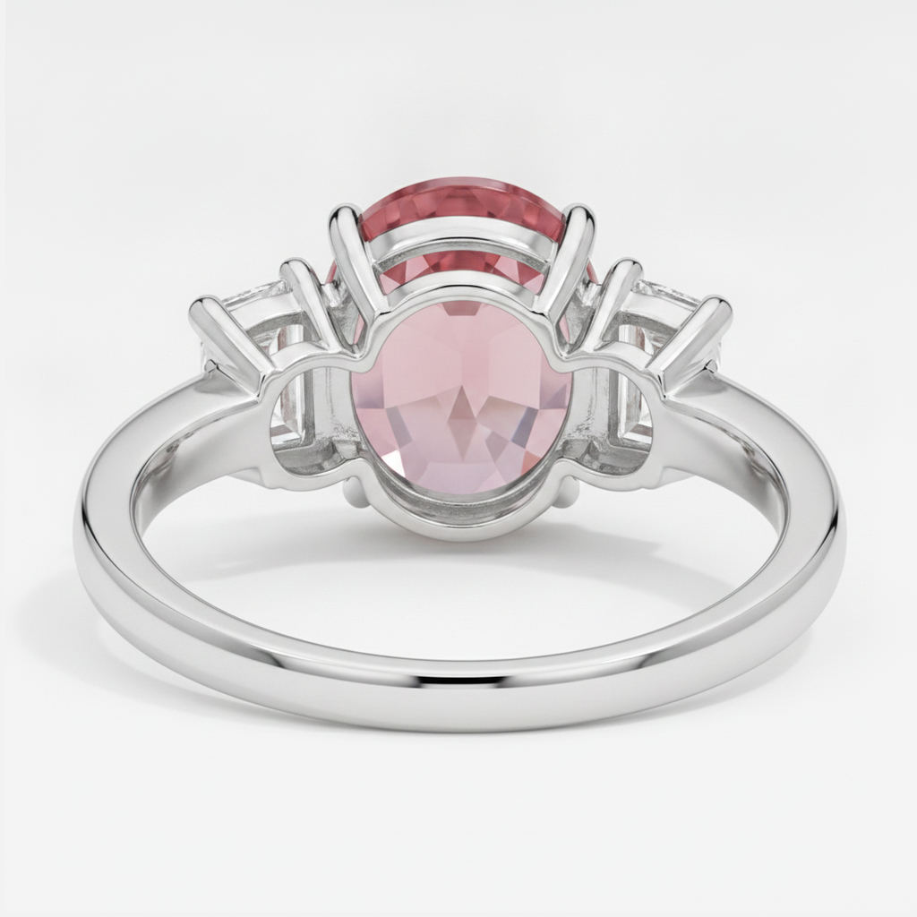 Anello a tre pietre in platino con zaffiro Padparadscha ovale naturale da 3,6 carati e pietre trapezoidali bianche