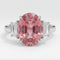 Anello a tre pietre in platino con zaffiro Padparadscha ovale naturale da 3,6 carati e pietre trapezoidali bianche