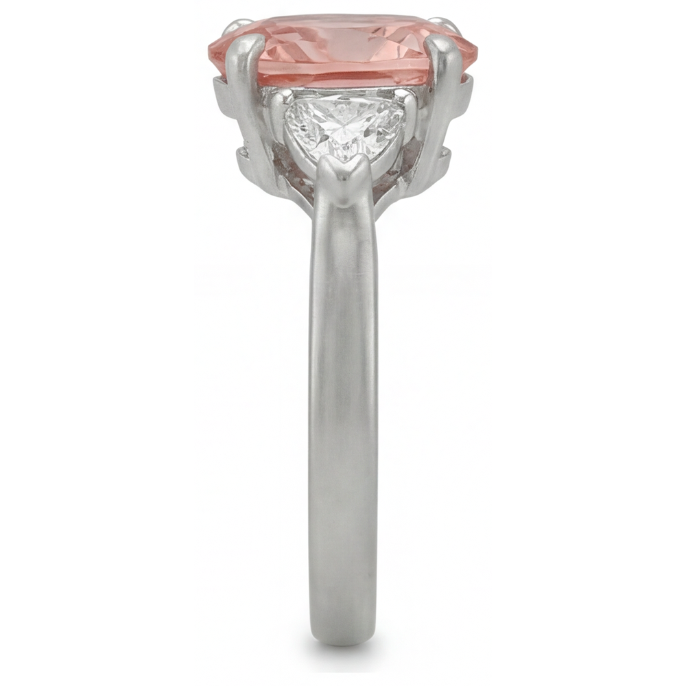 Anello di Fidanzamento a Tre Pietre con Zaffiro Padparadscha Naturale a Goccia da 2,9 Carati e Trilliant Bianchi in Oro 14K