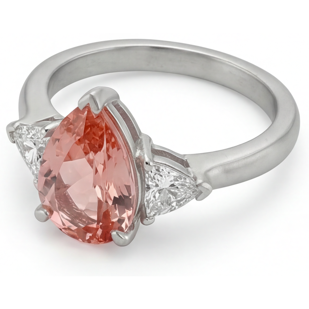 Anello di Fidanzamento a Tre Pietre con Zaffiro Padparadscha Naturale a Goccia da 2,9 Carati e Trilliant Bianchi in Oro 14K