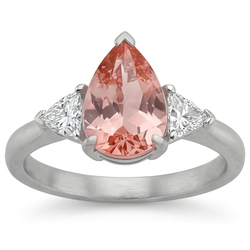 Anello di Fidanzamento a Tre Pietre con Zaffiro Padparadscha Naturale a Goccia da 2,9 Carati e Trilliant Bianchi in Oro 14K