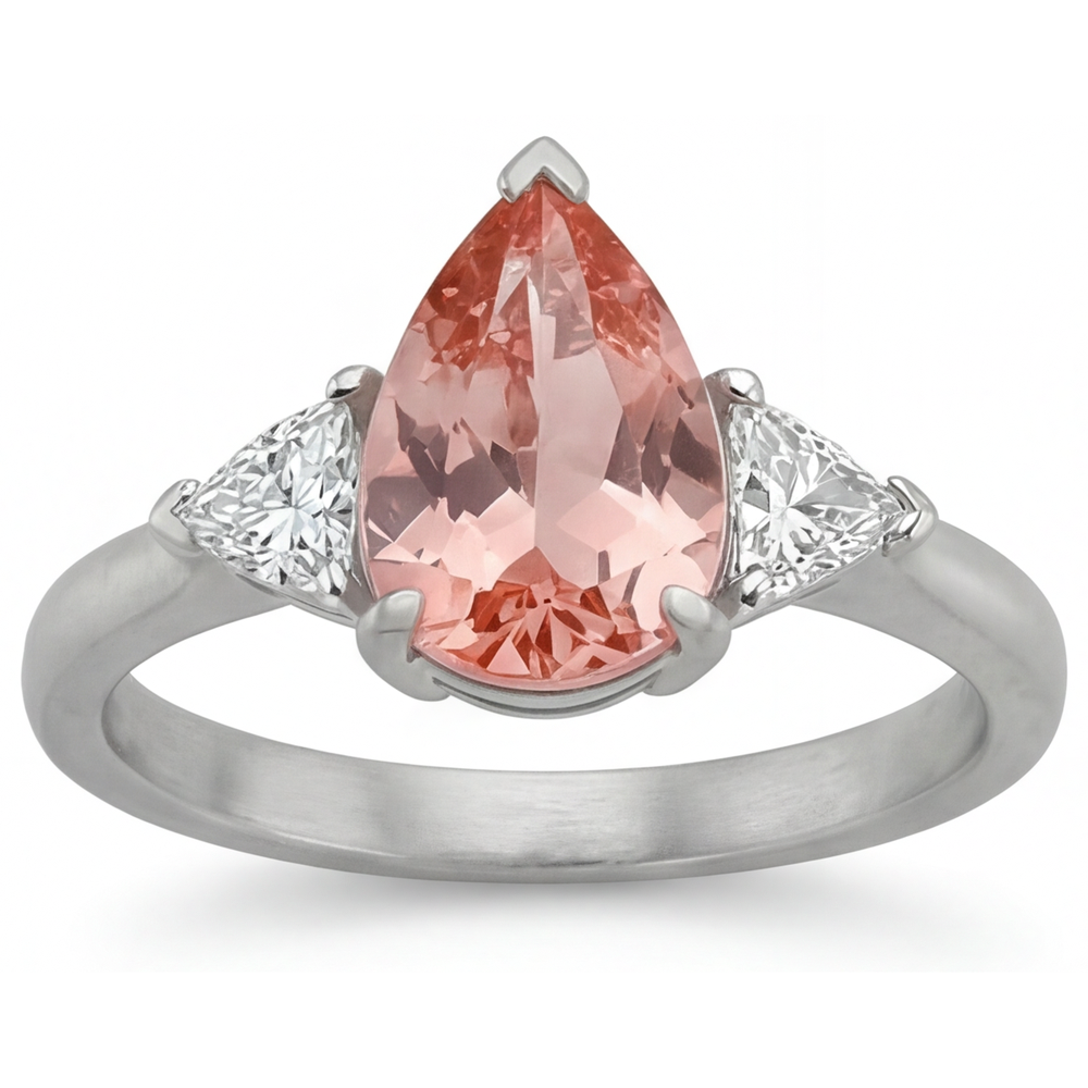 Anello di Fidanzamento a Tre Pietre con Zaffiro Padparadscha Naturale a Goccia da 2,9 Carati e Trilliant Bianchi in Oro 14K