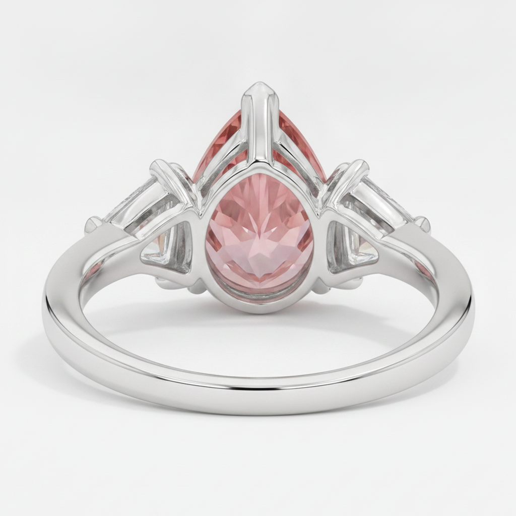 Anello a Tre Pietre in Platino con Zaffiro Padparadscha Naturale a Goccia da 3,6 Carati e Pietre Bianche Taglio Trilliant