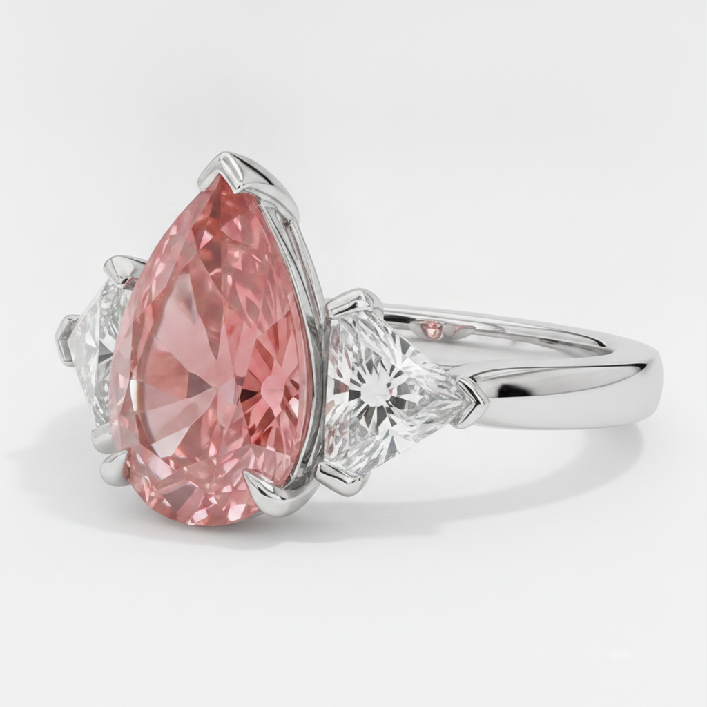 Anello a Tre Pietre in Platino con Zaffiro Padparadscha Naturale a Goccia da 3,6 Carati e Pietre Bianche Taglio Trilliant