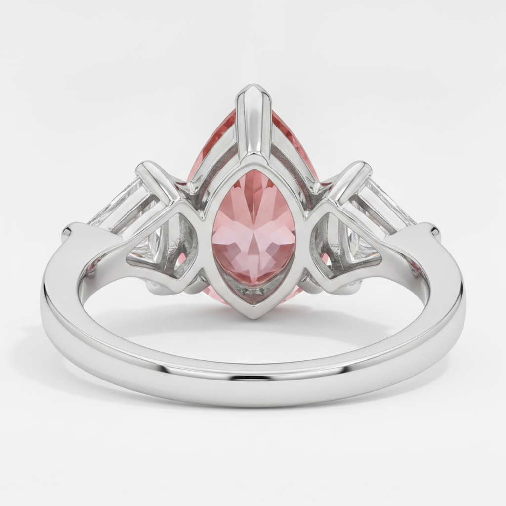 Anello a Tre Pietre in Platino con Zaffiro Padparadscha Naturale a Goccia da 3,6 Carati e Pietre Bianche Taglio Trilliant