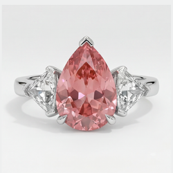 Anello a Tre Pietre in Platino con Zaffiro Padparadscha Naturale a Goccia da 3,6 Carati e Pietre Bianche Taglio Trilliant