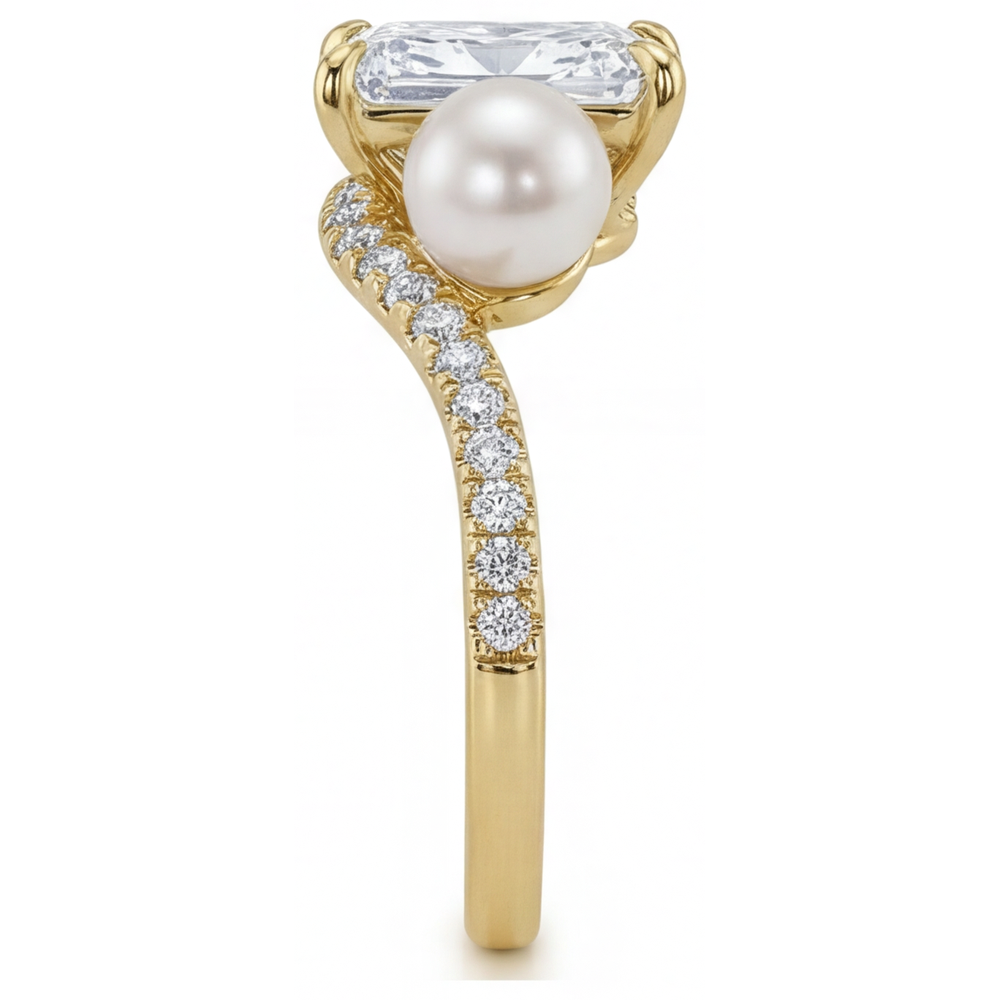 Perla Radiant Solitario con Pietre Laterali in Oro Giallo 14K – vista angolare