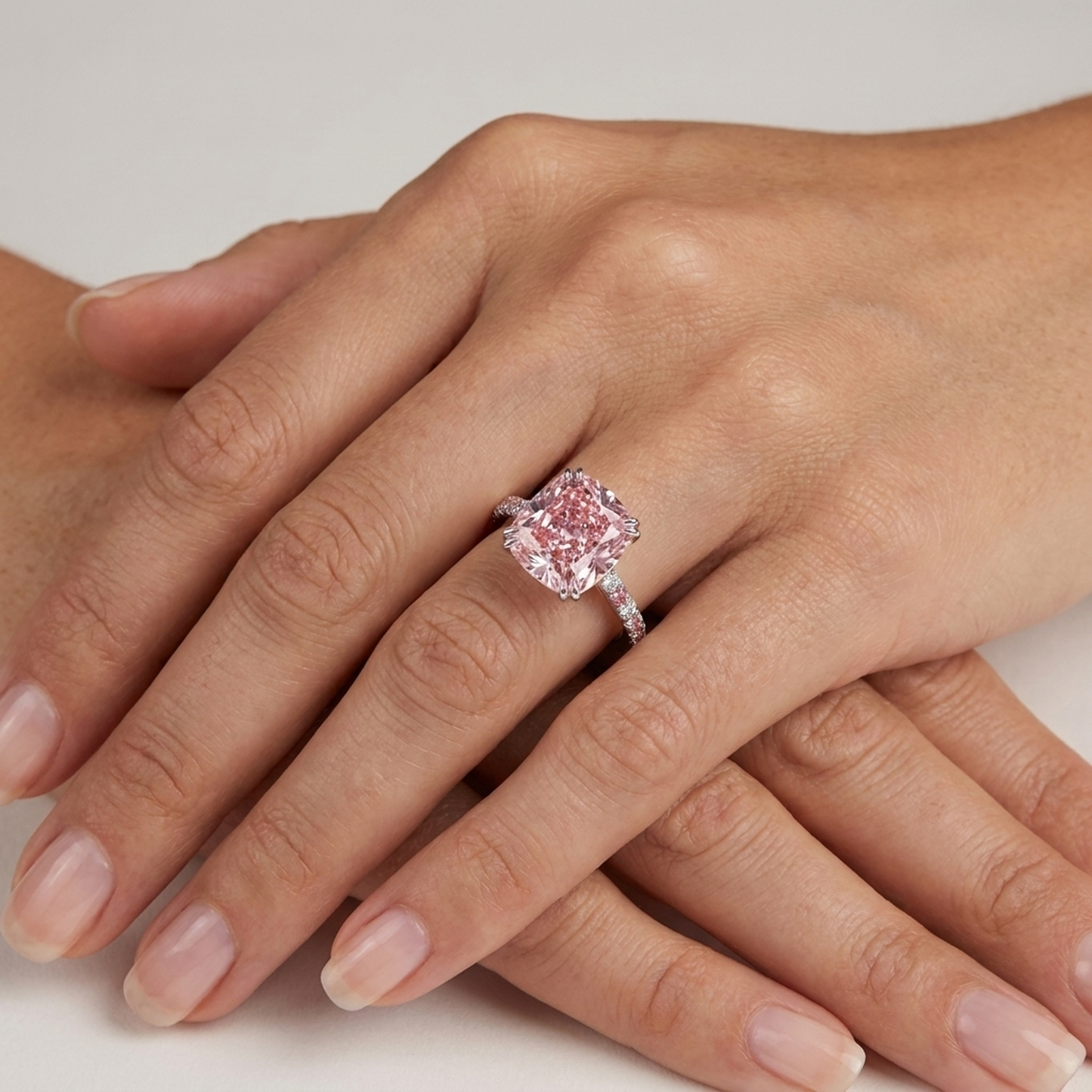 Anello da anniversario con diamante rosa taglio cuscino da 4,4 carati