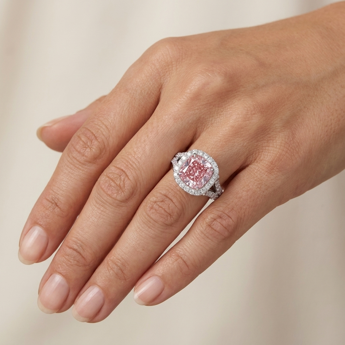 Anello di Fidanzamento con Diamante Rosa da 4,1 Carati Taglio Cuscino