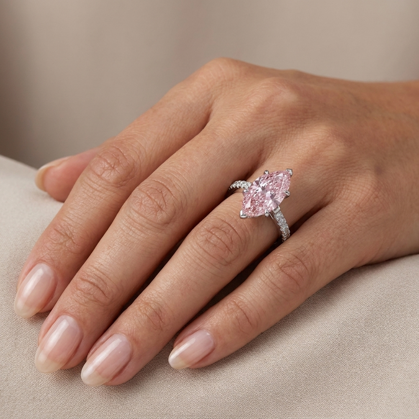 Anello con diamante rosa taglio marquise da 2,1 carati