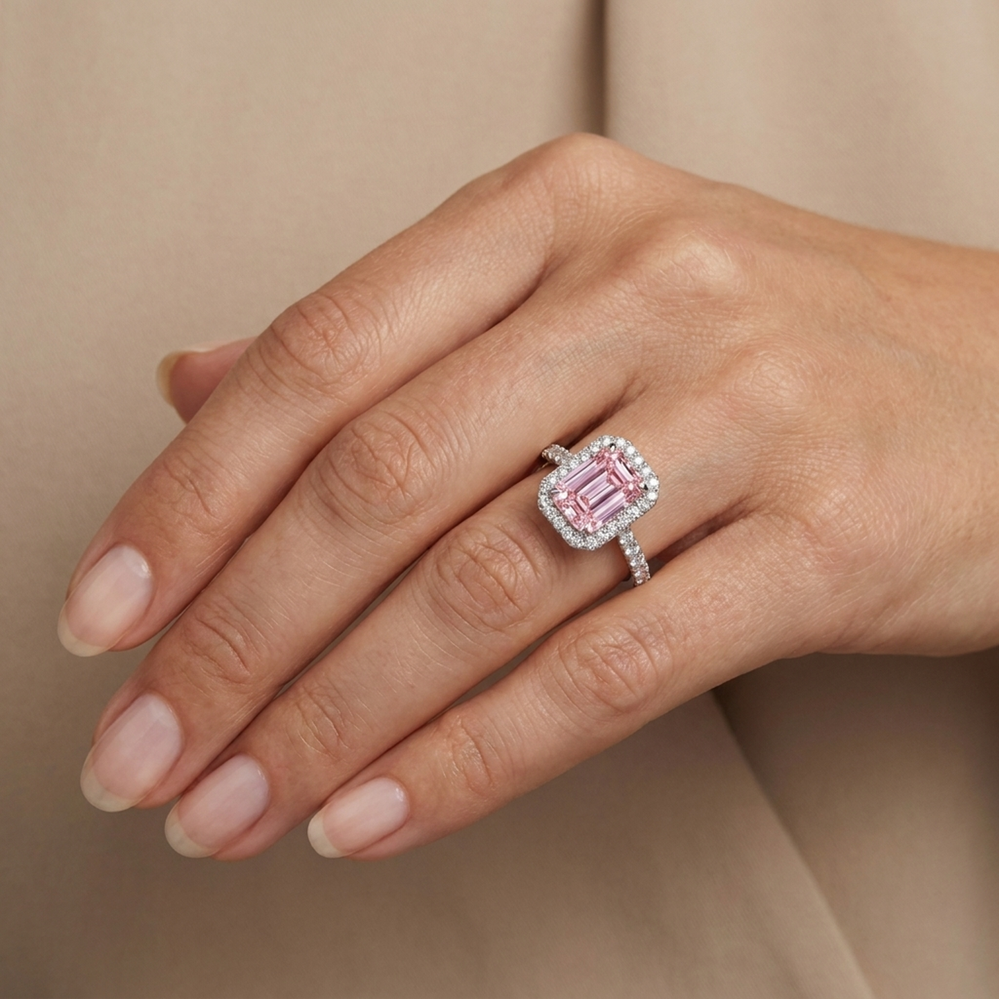 Anello con diamante rosa taglio smeraldo da 2,5 carati