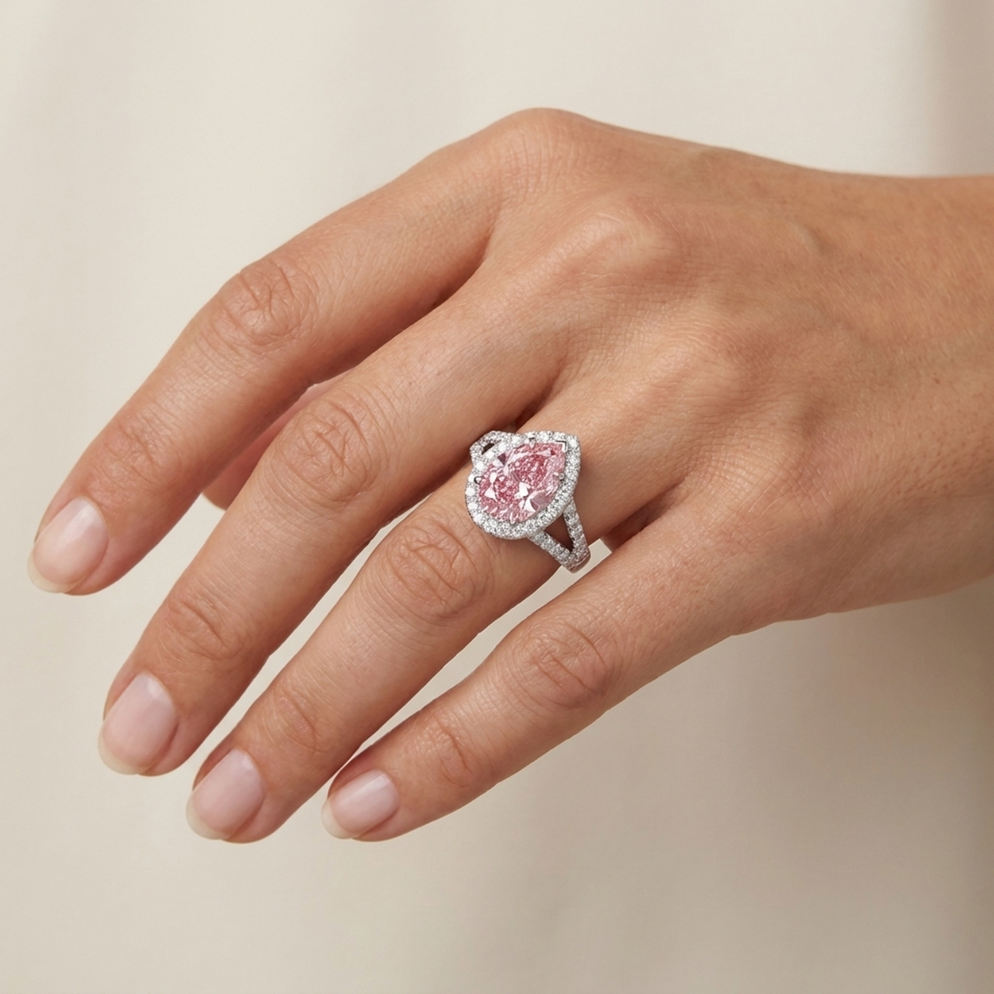 Anello con diamante rosa taglio a goccia da 3,2 carati