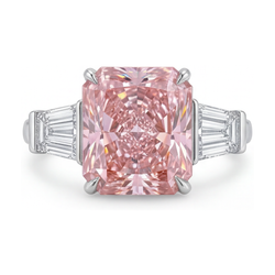 Anello con diamante rosa taglio radiant da 4,7 carati