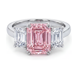 Anello con diamante rosa taglio smeraldo da 4 carati