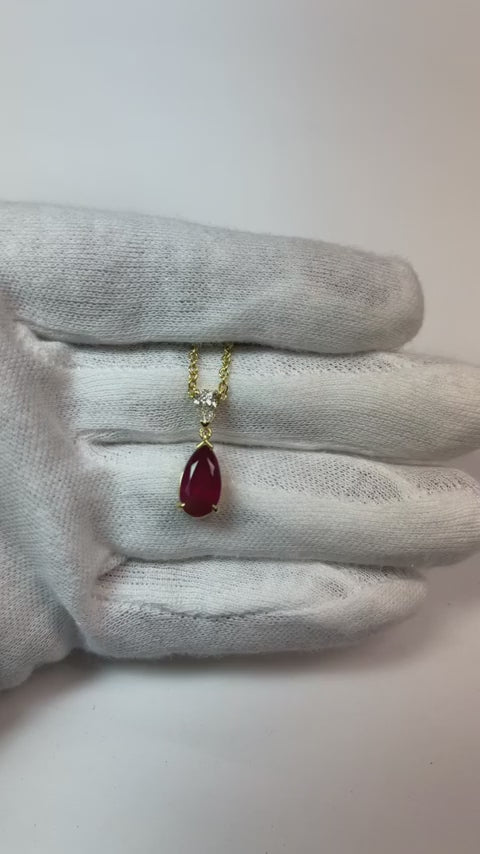 Collana Pendente in oro bianco con diamante rosso rubino taglio pera da 3.50 ct