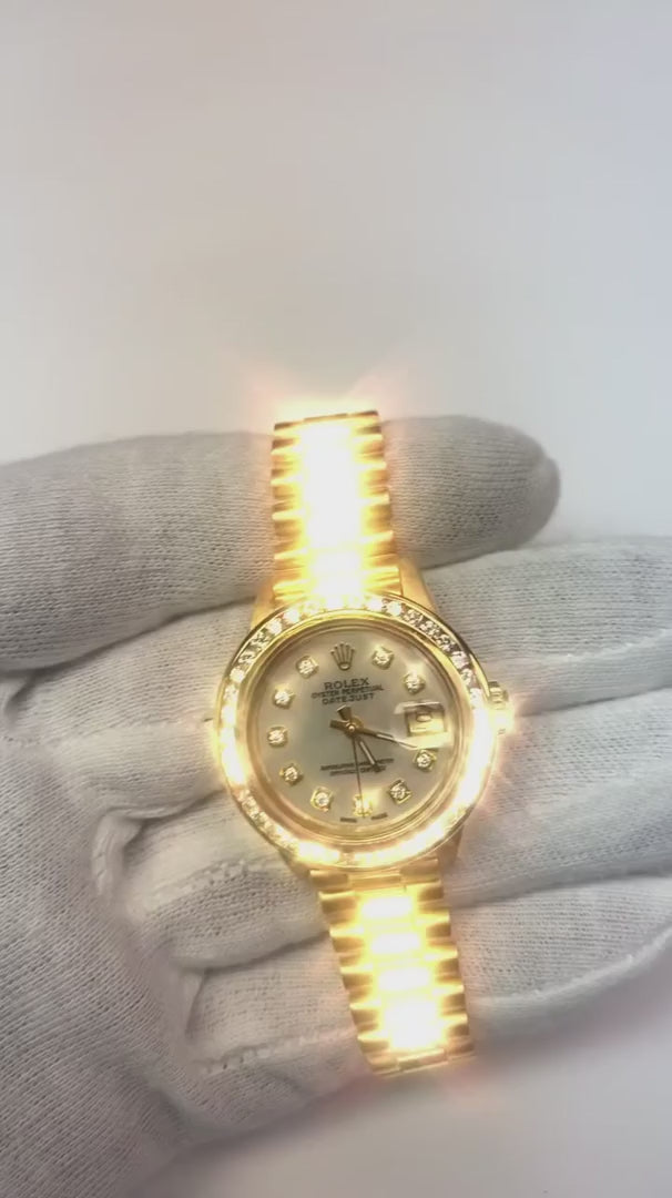 Orologio da donna in oro giallo con quadrante in madreperla e diamanti, con lunetta stile presidenziale Rolex