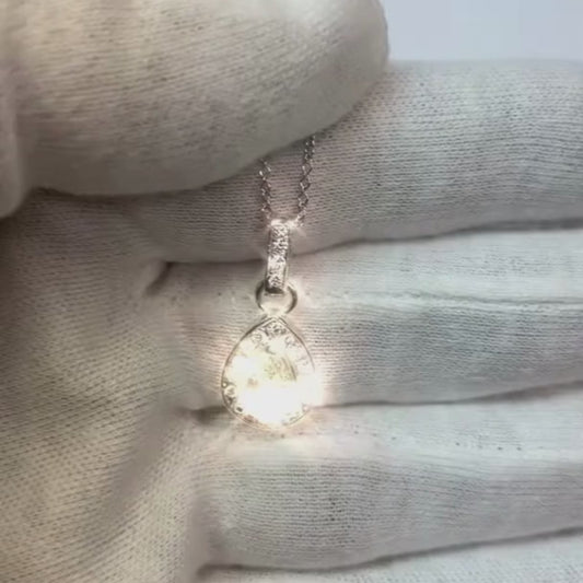 Collana con ciondolo con pera da 1,45 carati e diamanti tondi in oro bianco 14K