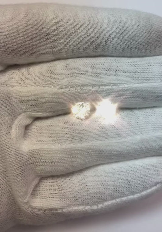 Orecchino a bottone da donna in oro bianco con diamanti a taglio rotondo da 2.20 ct a 3 punte