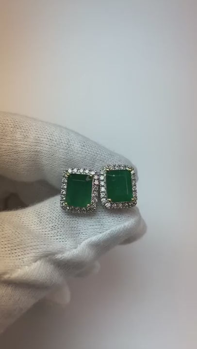 Prong Set Radiant Verde Smeraldo  Halo Diamanti Pavé di 4.70 ct. borchie