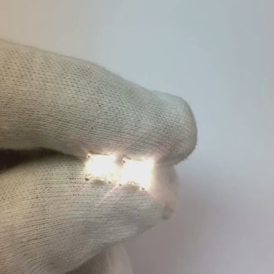 Orecchino a bottone con diamanti taglio principessa. oro bianco 14K 1.20 ct con griffe