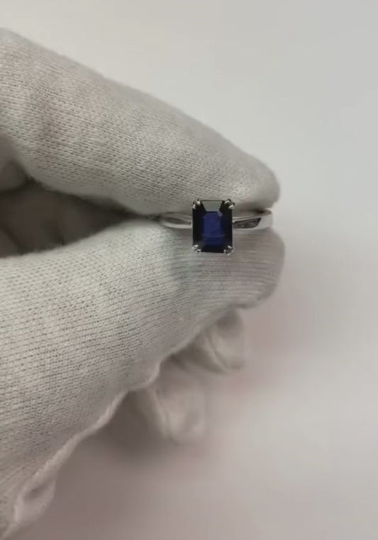 Anello di fidanzamento con zaffiro blu con smeraldo e smeraldo da 2 carati