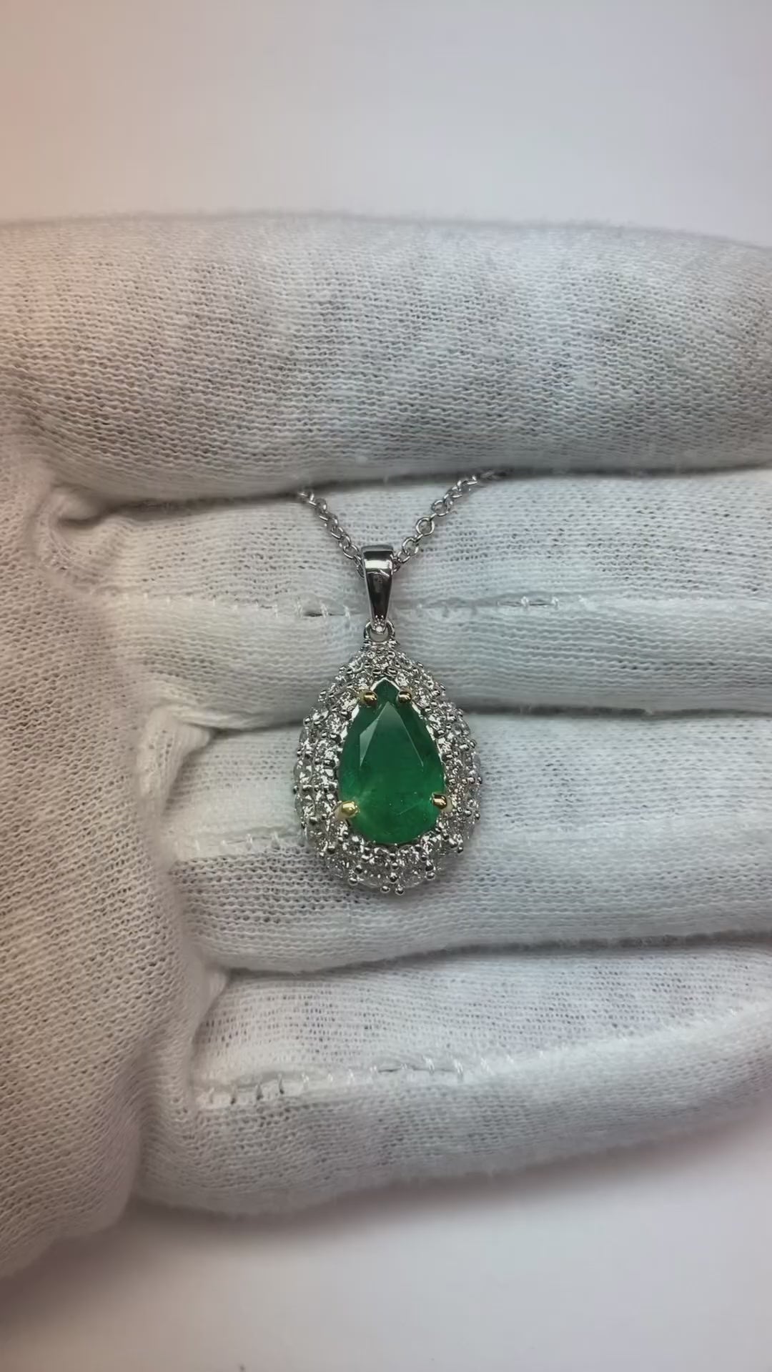 Collana con pendente in smeraldo verde con diamanti 