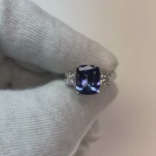 Cuscino scintillante in tanzanite da 4,01 carati e anello anniversario con diamante