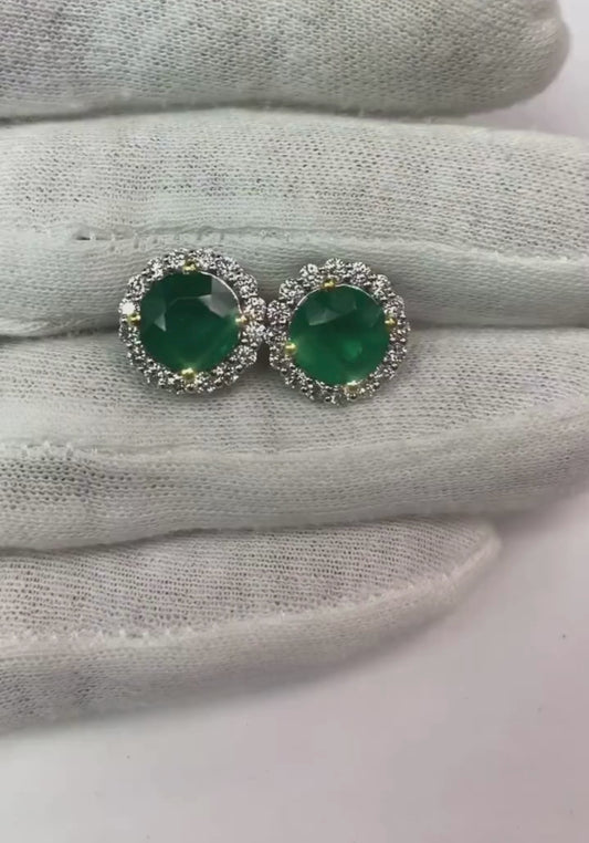 Orecchino a Bottone Con Verde Smeraldo Tondo Da 7.30 Carati E Diamanti in Oro Bianco 14k