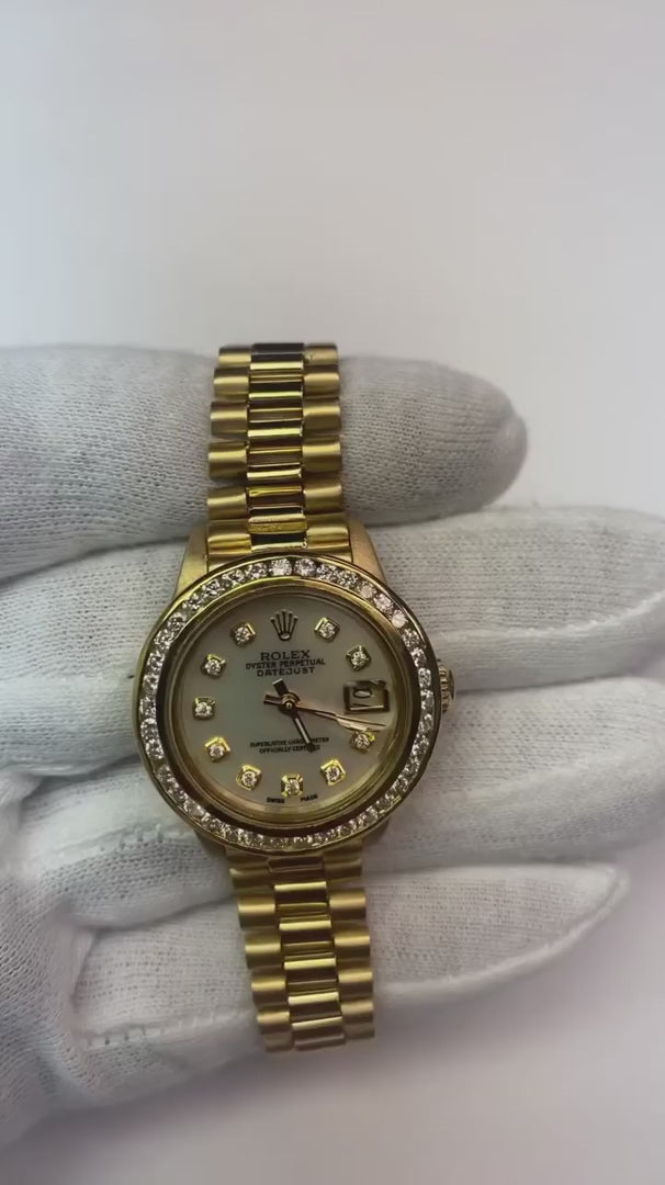 Orologio da donna in oro giallo con quadrante in madreperla e diamanti, con lunetta stile presidenziale Rolex