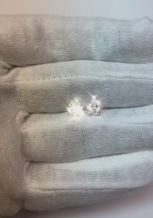 Orecchino a bottone con diamante taglio a pera a tre punte da 1,5 ct