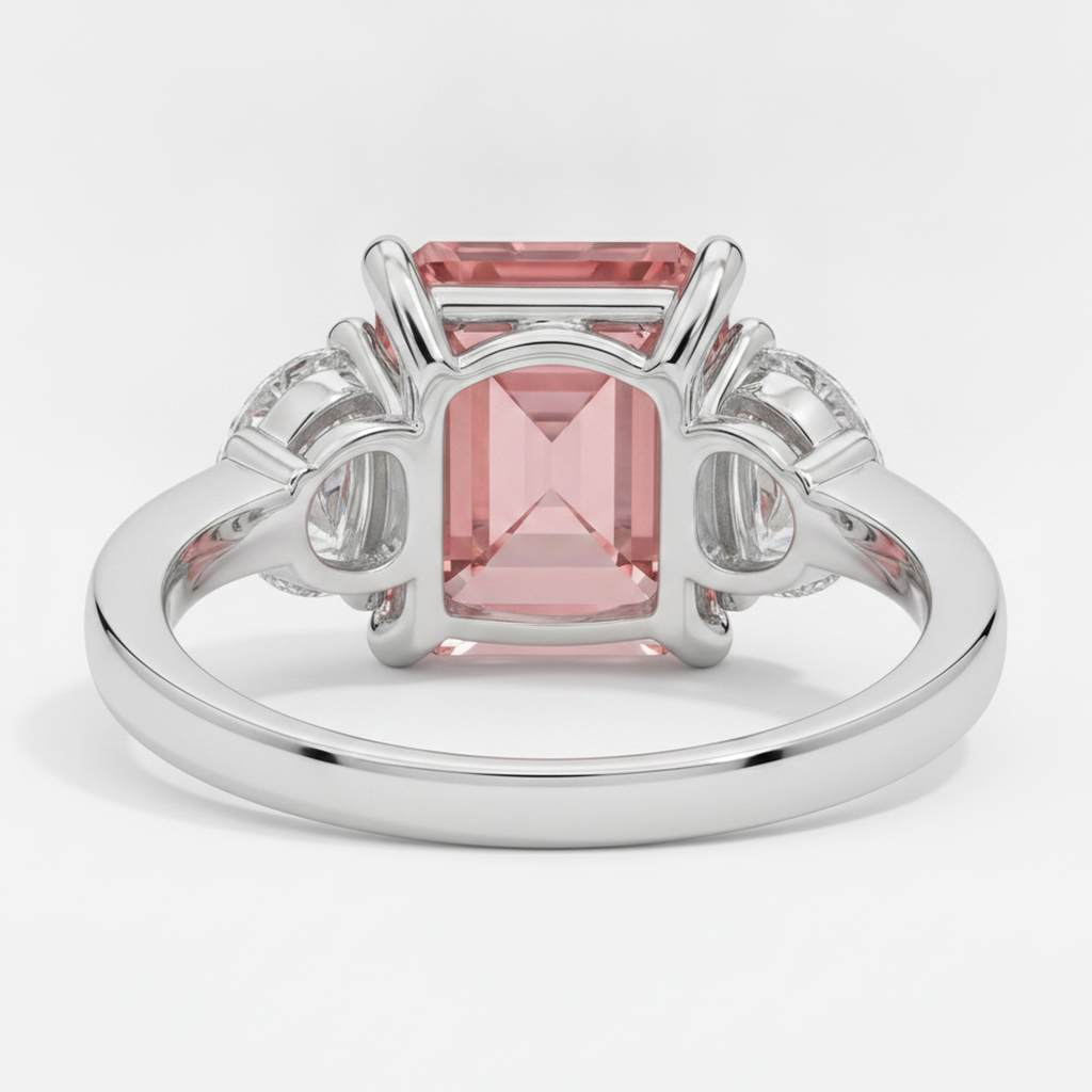 Anello a tre pietre in platino con zaffiro Padparadscha naturale da 3,6 carati taglio radiant e mezze lune bianche