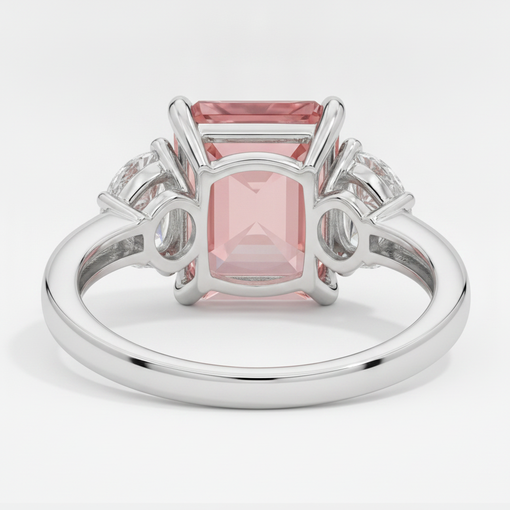 Anello a tre pietre in platino con zaffiro Padparadscha naturale da 3,6 carati taglio radiant e mezze lune bianche